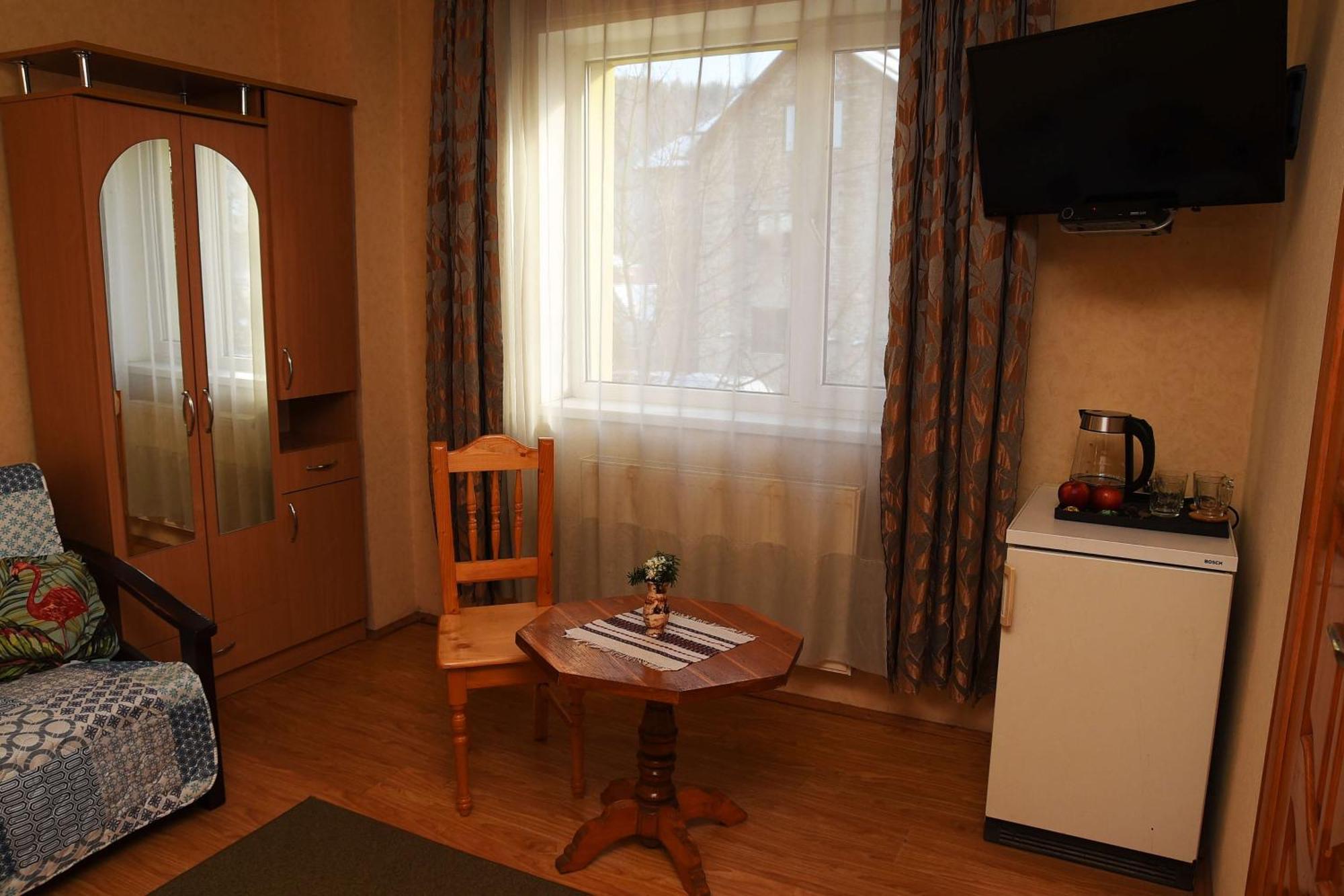 Oskolok Dovbusha Mini-Hotel Yaremche Room photo